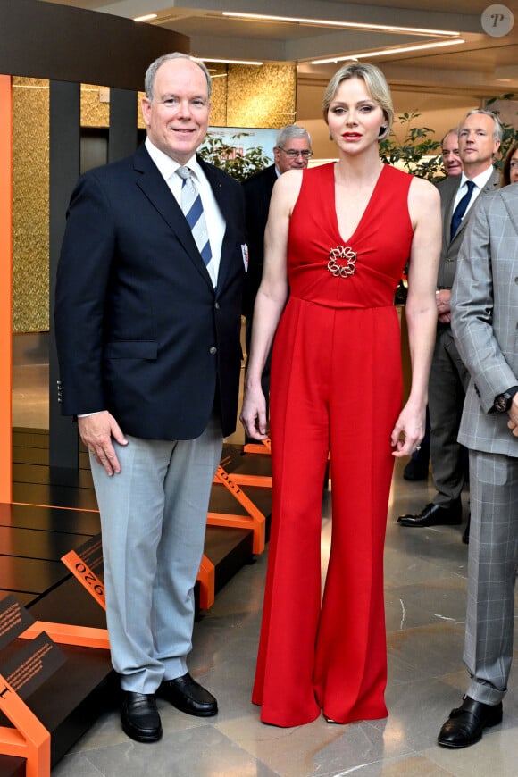 Le prince Albert II et la princesse Charlène de Monaco - Le prince Albert II et la princesse Charlène de Monaco ont inauguré l'exposition "La Flamme Olympique au fil du temps" qui présente la collection de torches olympiques du prince Souverain, sous la verrière du Grimaldi Forum à Monaco, le 18 juillet 2024. La collection personnelle de torches olympiques du prince Albert II est un hommage à l'héritage olympique de la famille princière de Monaco. De l'illustre John B. Kelly Sr., grand-père maternel du Prince Albert II, médaillé d'or en aviron aux Jeux de 1920 et 1924, aux participations olympiques de la Princesse Charlène et du Prince Albert II lui-même, cette exposition célèbre une passion familiale pour le sport, transmise de génération en génération. Cette exposition est organisée à l'occasion du centenaire de la médaille d'or en aviron du grand-père maternel du prince Albert II de Monaco. © Bruno Bebert/Bestimage 