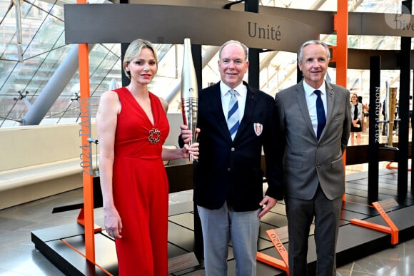 Le prince Albert II et la princesse Charlène de Monaco, Jean d'Haussonville (Ambassadeur de France à Monaco) - Le prince Albert II et la princesse Charlène de Monaco ont inauguré l'exposition "La Flamme Olympique au fil du temps" qui présente la collection de torches olympiques du prince Souverain, sous la verrière du Grimaldi Forum à Monaco, le 18 juillet 2024.© Bruno Bebert/Bestimage