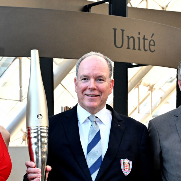 Le prince Albert II et la princesse Charlène de Monaco, Jean d'Haussonville (Ambassadeur de France à Monaco) - Le prince Albert II et la princesse Charlène de Monaco ont inauguré l'exposition "La Flamme Olympique au fil du temps" qui présente la collection de torches olympiques du prince Souverain, sous la verrière du Grimaldi Forum à Monaco, le 18 juillet 2024.© Bruno Bebert/Bestimage