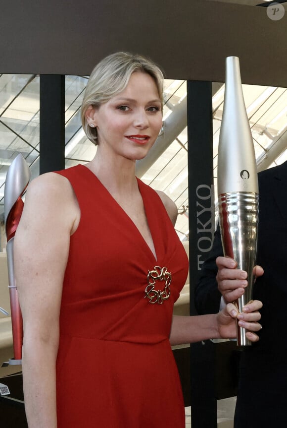 Le couple qui semble plus uni que jamais est apparu complice. 
La princesse Charlène de Monaco - Le prince Albert II et la princesse Charlène de Monaco ont inauguré l'exposition "La Flamme Olympique au fil du temps" qui présente la collection de torches olympiques du prince Souverain, sous la verrière du Grimaldi Forum à Monaco, le 18 juillet 2024.© Bruno Bebert/Bestimage