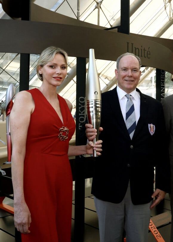 La princesse Charlène de Monaco et le prince Albert II - Le prince Albert II et la princesse Charlène de Monaco ont inauguré l'exposition "La Flamme Olympique au fil du temps" qui présente la collection de torches olympiques du prince Souverain, sous la verrière du Grimaldi Forum à Monaco, le 18 juillet 2024.© Bruno Bebert/Bestimage