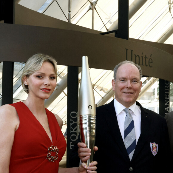 La princesse Charlène de Monaco et le prince Albert II - Le prince Albert II et la princesse Charlène de Monaco ont inauguré l'exposition "La Flamme Olympique au fil du temps" qui présente la collection de torches olympiques du prince Souverain, sous la verrière du Grimaldi Forum à Monaco, le 18 juillet 2024.© Bruno Bebert/Bestimage