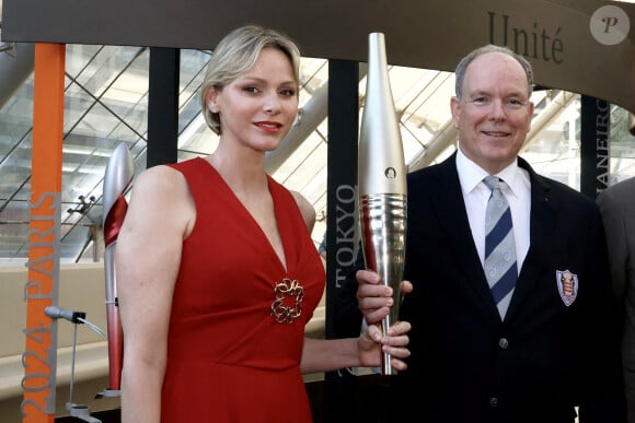 Ensemble, ils ont, une nouvelle fois, pris la pise la flamme olympique en main. 
Le prince Albert II et la princesse Charlène de Monaco - Le prince Albert II et la princesse Charlène de Monaco ont inauguré l'exposition "La Flamme Olympique au fil du temps" qui présente la collection de torches olympiques du prince Souverain, sous la verrière du Grimaldi Forum à Monaco, le 18 juillet 2024.© Bruno Bebert/Bestimage