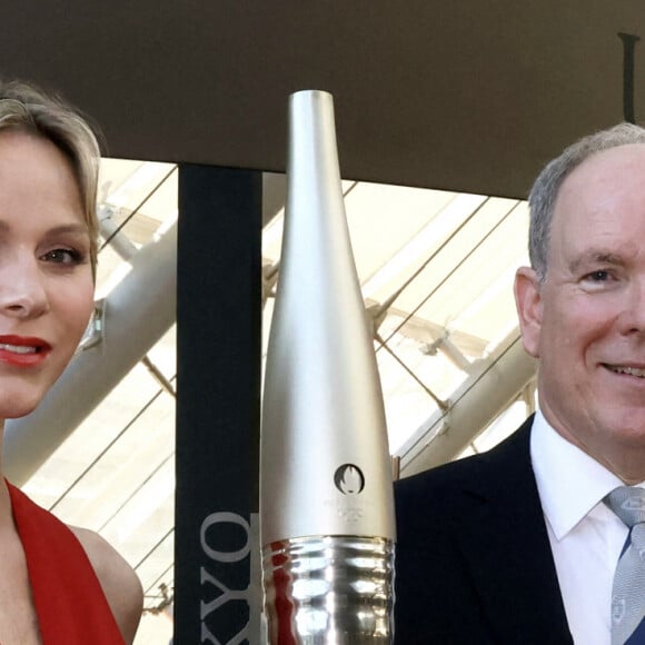 Ensemble, ils ont, une nouvelle fois, pris la pise la flamme olympique en main. 
Le prince Albert II et la princesse Charlène de Monaco - Le prince Albert II et la princesse Charlène de Monaco ont inauguré l'exposition "La Flamme Olympique au fil du temps" qui présente la collection de torches olympiques du prince Souverain, sous la verrière du Grimaldi Forum à Monaco, le 18 juillet 2024.© Bruno Bebert/Bestimage