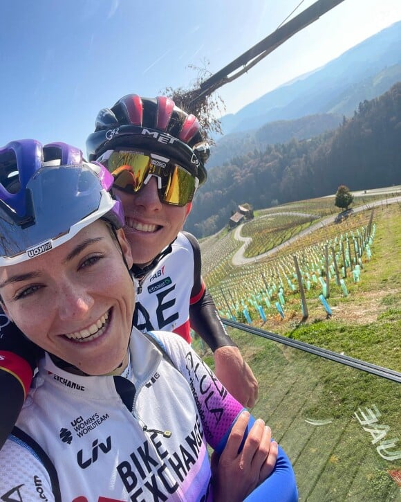 Le coureur slovène est en couple avec Urska Zigart
 
Urška Žigart et Tadej Pogacar