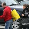Wayne et Coleen Rooney retournent à leur voiture après avoir fait une  séance shopping à Manchester le 22 mars 2010