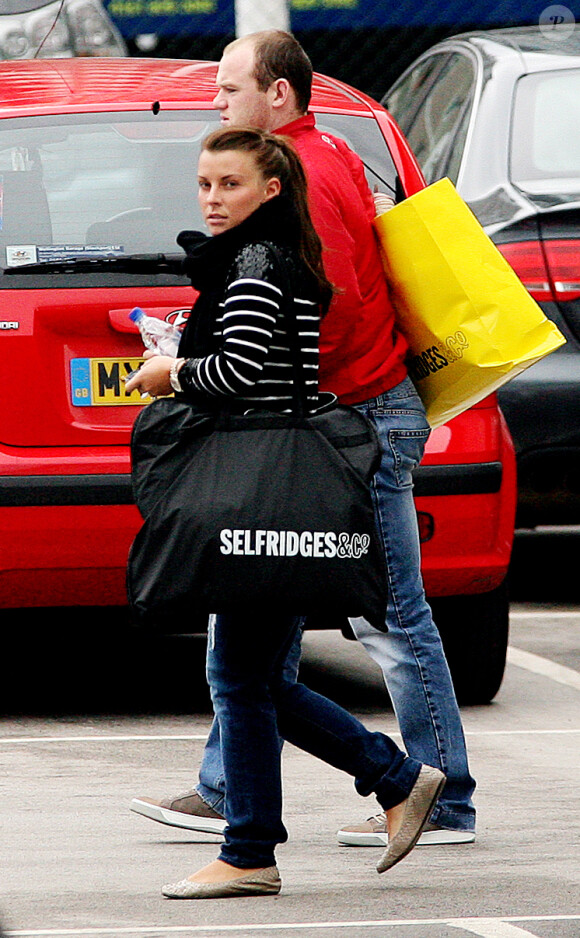 Wayne et Coleen Rooney retournent à leur voiture après avoir fait une  séance shopping à Manchester le 22 mars 2010