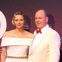 Charlene et Albert Monaco fous amoureux au gala de la Croix-Rouge : Camille Gottlieb éblouissante dans une robe meringue