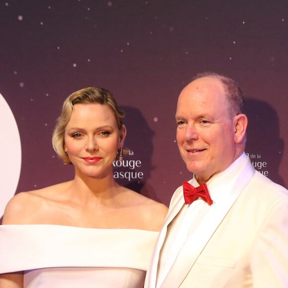 Son époux était très élégant dans un costume blanc accessoirisé d'un noeud papillon rouge carmin (de la même tonalité que la bouche de sa femme). 
Le prince Albert II et la princesse Charlene de Monaco - 75ème édition du Gala de la Croix Rouge monégasque au Sporting Monte-Carlo à Monaco le vendredi 19 juillet 2024. © Jean-François Ottonello / Nice-Matin / Bestimage 