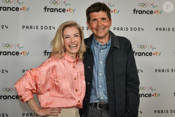 Le journaliste Thomas Sotto pose pour un photocall à côté de la présentatrice de télévision britannique Louise Ekland avant la conférence de presse "Paris 2024" de France Télévisions à Paris le 11 juin 2024. Firas Abdullah/ABACAPRESS.COM