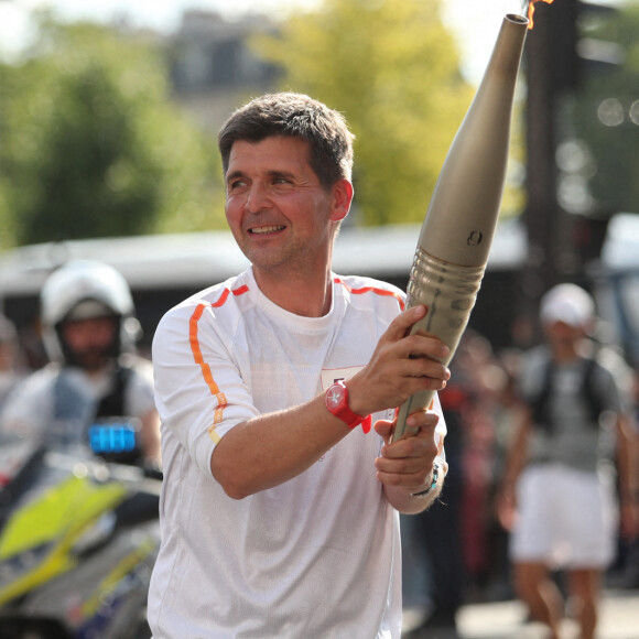 Elle n'est pas la seule... Dans une interview à ''Télé 2 Semaines'', une collègue de longue date de Thomas Sotto témoigne en sa faveur.
Le journaliste français Thomas Sotto, porteur de la flamme olympique, lors du relais de la flamme olympique à Paris le 15 juillet 2024. Paris 2024/Maxime Le Pihif/SIPA PRESS/ABACAPRESS.COM