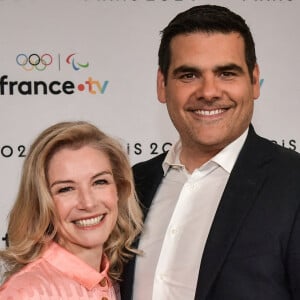 Le journaliste français Mathieu Lartot pose pour un photocall à côté de la présentatrice de télévision britannique Louise Ekland avant la conférence de presse de France Télévisions "Paris 2024" à Paris le 11 juin 2024. Firas Abdullah/ABACAPRESS.COM