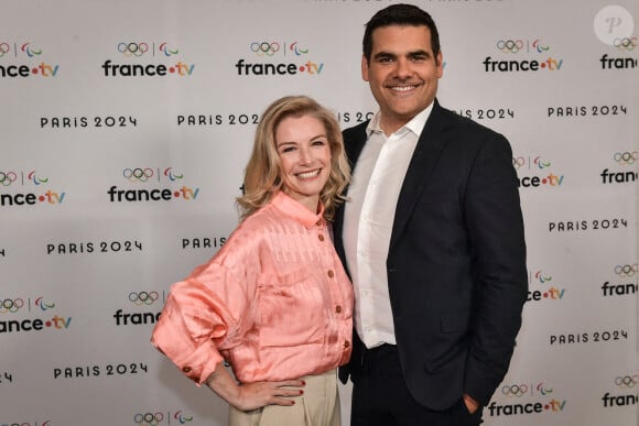 Le journaliste français Mathieu Lartot pose pour un photocall à côté de la présentatrice de télévision britannique Louise Ekland avant la conférence de presse de France Télévisions "Paris 2024" à Paris le 11 juin 2024. Firas Abdullah/ABACAPRESS.COM