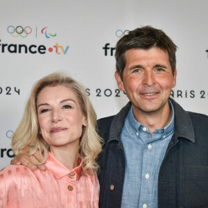 Le journaliste Thomas Sotto pose pour un photocall à côté de la présentatrice de télévision franco-britannique Louise Ekland avant la conférence de presse "Paris 2024" de France Télévisions à Paris le 11 juin 2024. Firas Abdullah/ABACAPRESS.COM