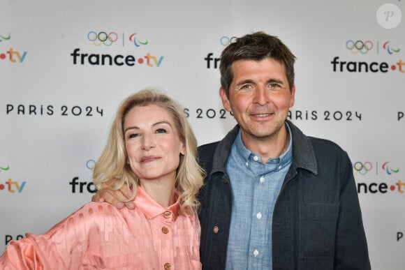 Le journaliste Thomas Sotto pose pour un photocall à côté de la présentatrice de télévision franco-britannique Louise Ekland avant la conférence de presse "Paris 2024" de France Télévisions à Paris le 11 juin 2024. Firas Abdullah/ABACAPRESS.COM