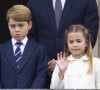 Selon le podcast A Right Royal Podcast diffusé par HELLO Magazine, le prince George et sa soeur, la princesse Charlotte pourraient bientôt être séparés lors de leurs voyages.
La reine Elisabeth II d'Angleterre, Le prince George de Cambridge, Le prince William, duc de Cambridge, La princesse Charlotte de Cambridge - Jubilé de platine de la reine Elisabeth II d'Angleterre à Bukingham Palace à Londres