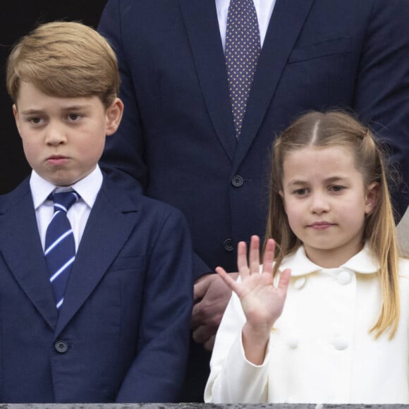 Selon le podcast A Right Royal Podcast diffusé par HELLO Magazine, le prince George et sa soeur, la princesse Charlotte pourraient bientôt être séparés lors de leurs voyages.
La reine Elisabeth II d'Angleterre, Le prince George de Cambridge, Le prince William, duc de Cambridge, La princesse Charlotte de Cambridge - Jubilé de platine de la reine Elisabeth II d'Angleterre à Bukingham Palace à Londres