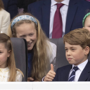 Interviewée lors de l'émission, Graham Laurie, qui a été pilote pour le roi Charles, a ainsi expliqué en quoi consistait cette tradition et ses implications qu'ont également suivi le prince William et le prince Harry lorsqu'ils étaient jeunes.
La princesse Charlotte de Cambridge, Le prince George de Cambridge, Savannah Phillips, Lena Elizabeth Tindall - Jubilé de platine de la reine Elisabeth II d'Angleterre à Bukingham Palace à Londres, le 5 juin 2022. 