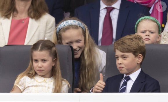 Interviewée lors de l'émission, Graham Laurie, qui a été pilote pour le roi Charles, a ainsi expliqué en quoi consistait cette tradition et ses implications qu'ont également suivi le prince William et le prince Harry lorsqu'ils étaient jeunes.
La princesse Charlotte de Cambridge, Le prince George de Cambridge, Savannah Phillips, Lena Elizabeth Tindall - Jubilé de platine de la reine Elisabeth II d'Angleterre à Bukingham Palace à Londres, le 5 juin 2022. 