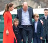 "Nous ne pouvions voler tous les quatre ensemble que lorsqu'ils étaient jeunes, avec l'autorisation écrite de Sa Majesté"
Le prince William, duc de Cambridge, et Catherine (Kate) Middleton, duchesse de Cambridge, accompagnés de leurs enfants, le prince George de Cambridge et la princesse Charlotte de Cambridge en visite au château de Cardiff, Royaume Uni, le 4 juin 2022, à l'occasion du jubilé de platine de la reine d'Angleterre. 