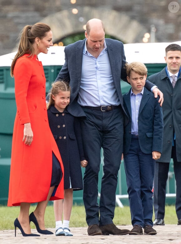 "Nous ne pouvions voler tous les quatre ensemble que lorsqu'ils étaient jeunes, avec l'autorisation écrite de Sa Majesté"
Le prince William, duc de Cambridge, et Catherine (Kate) Middleton, duchesse de Cambridge, accompagnés de leurs enfants, le prince George de Cambridge et la princesse Charlotte de Cambridge en visite au château de Cardiff, Royaume Uni, le 4 juin 2022, à l'occasion du jubilé de platine de la reine d'Angleterre. 