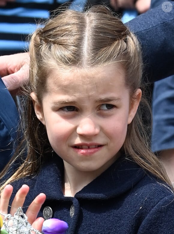 Le prince George pourrait donc suivre cette règle le 22 juillet 2025 lorsqu'il fêtera son 12ème anniversaire.
La princesse Charlotte - Le duc et la duchesse de Cambridge, et leurs enfants, en visite à Cardiff, à l'occasion du jubilé de platine de la reine d'Angleterre. Le 4 juin 2022 