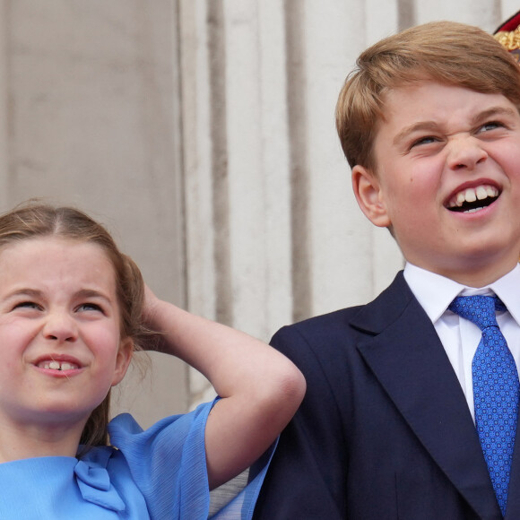 La princesse Charlotte et le prince George de Cambridge - Les membres de la famille royale regardent le défilé Trooping the Colour depuis un balcon du palais de Buckingham à Londres lors des célébrations du jubilé de platine de la reine le 2 juin 2022. 