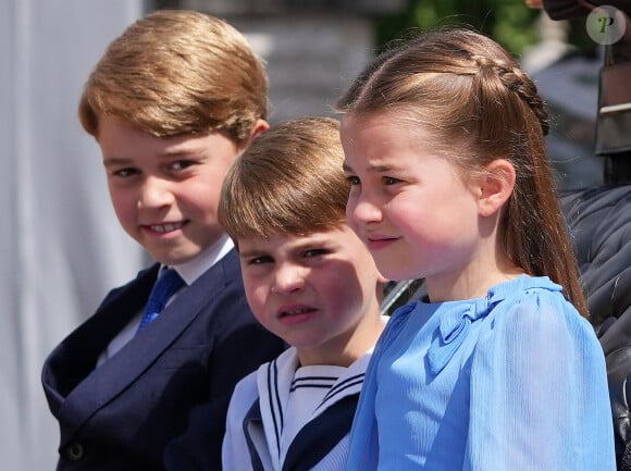 Le prince George de Cambridge, le prince Louis et la princesse Charlotte - Les membres de la famille royale regardent le défilé Trooping the Colour depuis un balcon du palais de Buckingham à Londres lors des célébrations du jubilé de platine de la reine le 2 juin 2022. 