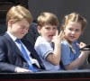 Une tradition royale essentielle destinée à protéger la lignée de la monarchie qui veut que certains membres de la famille ne puissent pas voyager dans le même avion
Le prince George de Cambridge, Le prince Louis de Cambridge, La princesse Charlotte de Cambridge - Les membres de la famille royale lors de la parade militaire "Trooping the Colour" dans le cadre de la célébration du jubilé de platine (70 ans de règne) de la reine Elizabeth II à Londres, le 2 juin 2022. 