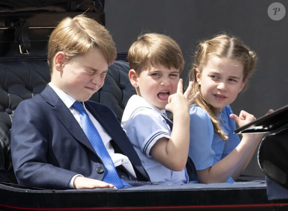 Une tradition royale essentielle destinée à protéger la lignée de la monarchie qui veut que certains membres de la famille ne puissent pas voyager dans le même avion
Le prince George de Cambridge, Le prince Louis de Cambridge, La princesse Charlotte de Cambridge - Les membres de la famille royale lors de la parade militaire "Trooping the Colour" dans le cadre de la célébration du jubilé de platine (70 ans de règne) de la reine Elizabeth II à Londres, le 2 juin 2022. 