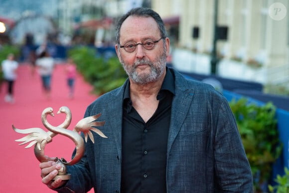 Jean Reno pose après avoir reçu un Swann d'honneur pour l'ensemble de sa carrière lors du tapis rouge dans le cadre du 37e Festival du film de Cabourg à Cabourg, France, le 16 juin 2023. Photo par Aurore Marechal/ABACAPRESS.COM