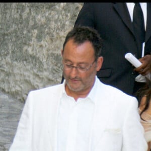 Jean Reno et son épouse Zofia. Mariage de l'acteur Jean Reno devant la mairie des Baux-de-Provence en 2006.