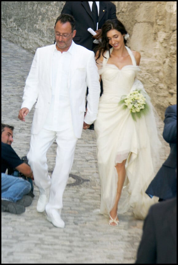 Jean Reno et son épouse Zofia. Mariage de l'acteur Jean Reno devant la mairie des Baux-de-Provence en 2006.