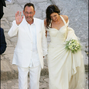 Archives - Jean Reno et son épouse Zofia. Mariage de l'acteur Jean Reno devant la mairie des Baux-de-Provence en 2006.