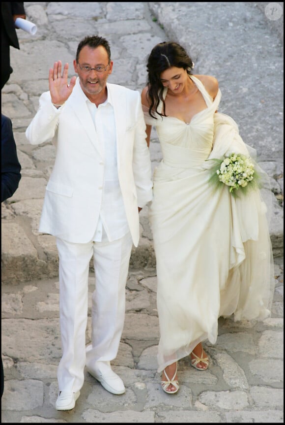 Archives - Jean Reno et son épouse Zofia. Mariage de l'acteur Jean Reno devant la mairie des Baux-de-Provence en 2006.