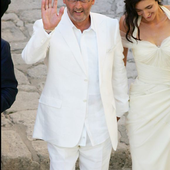 Archives - Jean Reno et son épouse Zofia. Mariage de l'acteur Jean Reno devant la mairie des Baux-de-Provence en 2006.