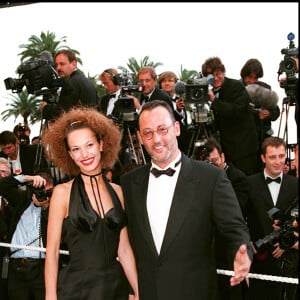 Ses six enfants sont issus de trois mariages différents. Ici, l'acteur pose avec Nathalie, sa deuxième épouse.
Nathalie Diskiewicz, Jean Reno - 48ème Festival International du Film à Cannes 1995 souriant smoking plein pied