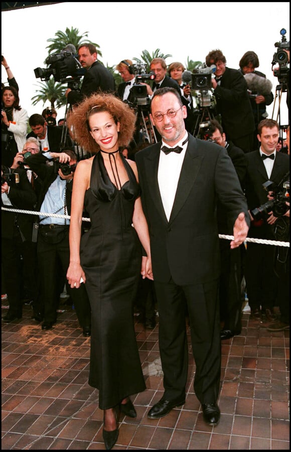 Ses six enfants sont issus de trois mariages différents. Ici, l'acteur pose avec Nathalie, sa deuxième épouse.
Nathalie Diskiewicz, Jean Reno - 48ème Festival International du Film à Cannes 1995 souriant smoking plein pied