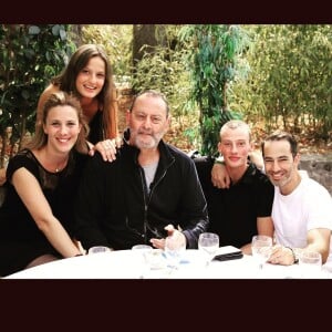 Jean Reno va certainement fêter en famille ses 76 ans aujourd'hui...Jean Reno et quatre de ses enfants, Sandra, Serena, Tom et Michaël. ©Instagram sserenam