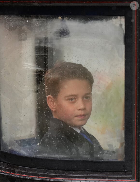 Il est actuellement le deuxième dans l'ordre de succession au trône britannique après son père
Le prince George - Les membres de la famille royale britannique au balcon du Palais de Buckingham lors de la parade militaire "Trooping the Colour" à Londres le 15 juin 2024 © Julien Burton / Bestimage 