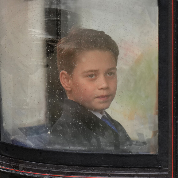 Il est actuellement le deuxième dans l'ordre de succession au trône britannique après son père
Le prince George - Les membres de la famille royale britannique au balcon du Palais de Buckingham lors de la parade militaire "Trooping the Colour" à Londres le 15 juin 2024 © Julien Burton / Bestimage 