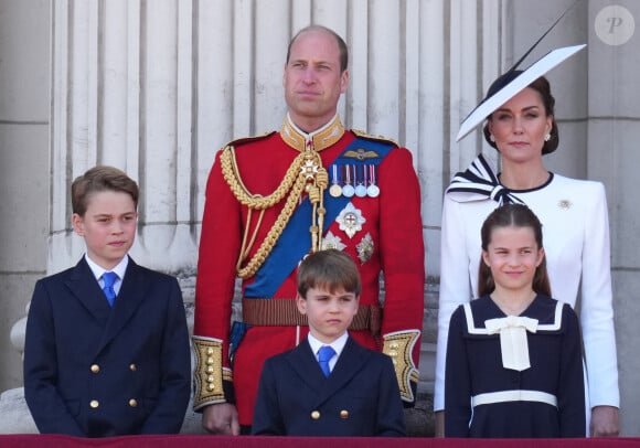 Sur ce fameux cliché, le jeune garçon ressemble clairement à son père
Le prince William, prince de Galles, Catherine Kate Middleton, princesse de Galles, le prince George, le prince Louis et la princesse Charlotte - Les membres de la famille royale britannique au balcon du Palais de Buckingham lors de la parade militaire "Trooping the Colour" à Londres le 15 juin 2024 © Julien Burton / Bestimage 