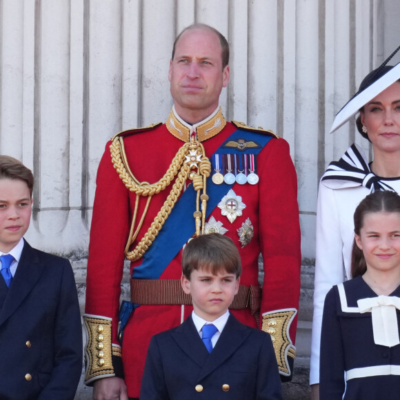 Sur ce fameux cliché, le jeune garçon ressemble clairement à son père
Le prince William, prince de Galles, Catherine Kate Middleton, princesse de Galles, le prince George, le prince Louis et la princesse Charlotte - Les membres de la famille royale britannique au balcon du Palais de Buckingham lors de la parade militaire "Trooping the Colour" à Londres le 15 juin 2024 © Julien Burton / Bestimage 