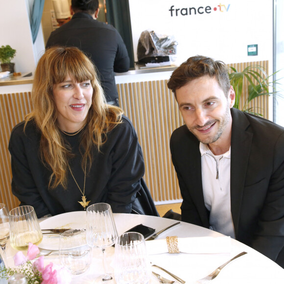 Exclusif - Daphné Bürki et Thomas Jolly (Directeur artistique des cérémonies aux Jeux Olympiques de Paris 2024) au déjeuner dans la loge de France TV lors des Internationaux de France de Tennis de Roland Garros 2024 - le 3 juin 2024. © Bertrand Rindoff/Bestimage 