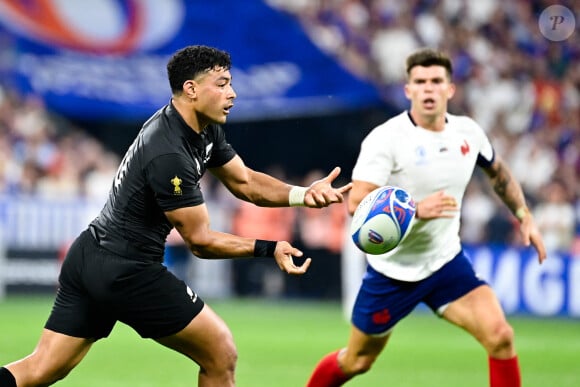 "Pendant 4 ans tu as égayé mon quotidien, mais la vie en a décidé autrement", ajoute-t-il
 
Matthieu Jalibert ( 10 - France ) - - Match d'ouverture de la coupe du monde de Rugby : La France l'emporte 27 à 13 face à la Nouvelle Zélande (All Blacks) au Stade de France à Saint-Denis le 8 septembre 2023. © Federico Pestellini / Panoramic / Bestimage