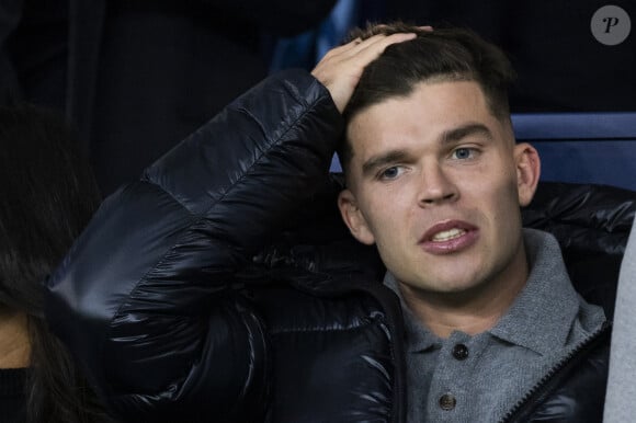 Le rugbyman partage plusieurs belles photos de son chien et lui sur Instagram
 
Matthieu Jalibert - People dans les tribunes lors du match de ligue des champions entre le PSG et l'AC Milan au Parc des Princes à Paris le 25 octobre 2023. © Cyril Moreau/Bestimage