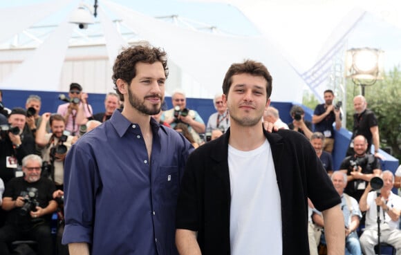 Victor Belmondo et son frère Giacomo Belmondo - Photocall du film "Vivre, Mourir, Renaitre" (To Live, To Die, To Live Again) lors du 77ème Festival International du Film de Cannes le 23 mai 2024. © Jacovides-Moreau/Bestimage 