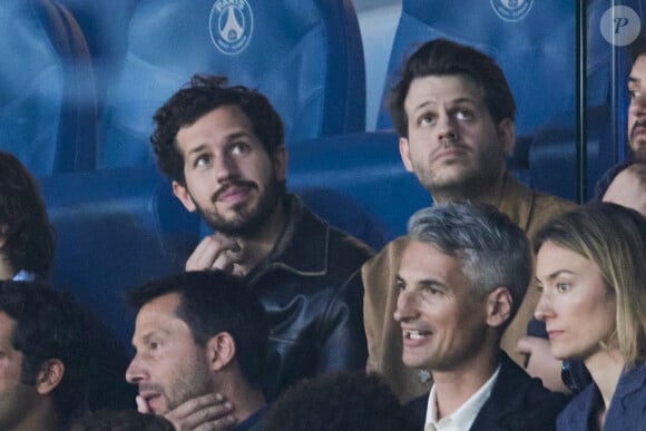 Alessandro Belmondo et Victor Belmondo - Célébrités dans les tribunes du match de Ligue 1 Uber Eats "PSG-Toulouse" (1-3) au Parc des Princes à Paris le 12 mai 2024. © Cyril Moreau/Bestimage