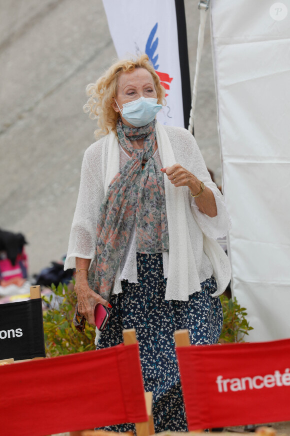 Alors qu'elle effectuait un numéro de trapèze volant pour le gala de l'Union des artistes, la comédienne fait une énorme chute sous les yeux de son partenaire le boxeur Jean-Claude Bouttier.
Exclusif - Isabelle Aubret - Journée des oubliés des vacances organisée par le Secours Populaire à la plage de Cabourg le 26 août 2020. © Christophe Clovis / Bestimage