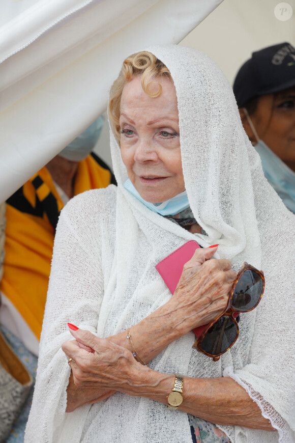 Exclusif - Isabelle Aubret - Journée des oubliés des vacances organisée par le Secours Populaire à la plage de Cabourg le 26 août 2020. © Christophe Clovis / Bestimage